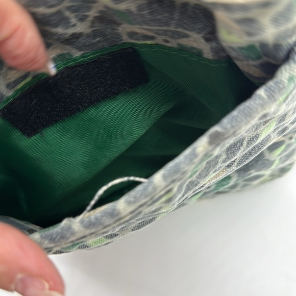 Kavu Gray Green Print Crossbody Bag MCB6736R - Picture 5 of 13